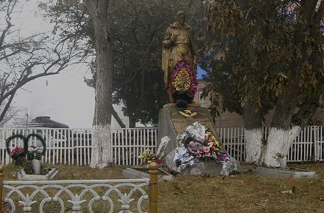 с. Гвардейское Хмельницкого р-на. Памятник, установленный на братской могиле советских воинов.
