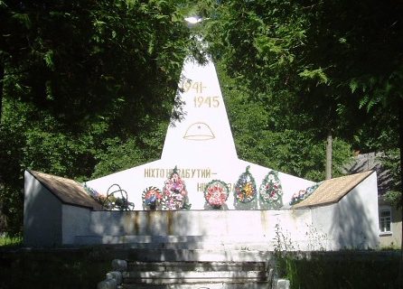 с. Гремячка Виньковецкого р-на. Памятник погибшим односельчанам. 