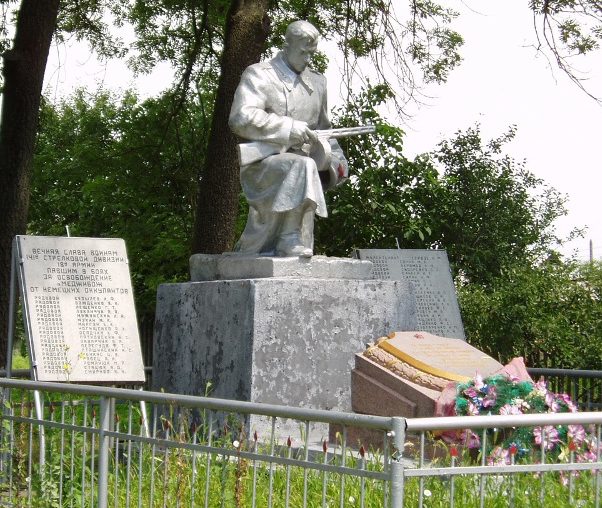 п. Меджибож Летичевского р-на. Памятник, установленный на братской могиле, в которой похоронено 48 советских воинов, погибших в боях за поселок. 