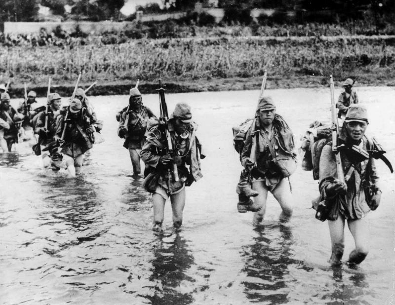 Японские солдаты переходят вброд реку в северном Китае. Октябрь 1937 г. 