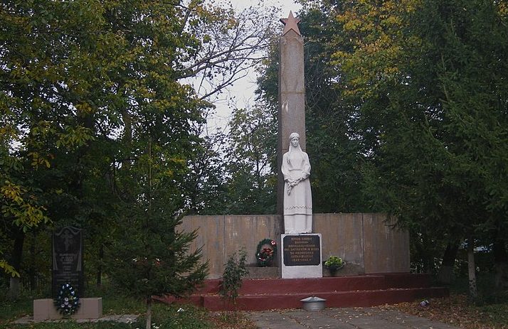 с. Зеньков Виньковецкого р-на. Памятник, установленный в честь воинов-односельчан.