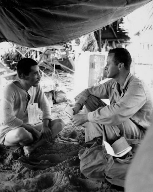 Американский офицер допрашивает японского пленного в Аитапе на Новой Гвинее. Май 1944 г.