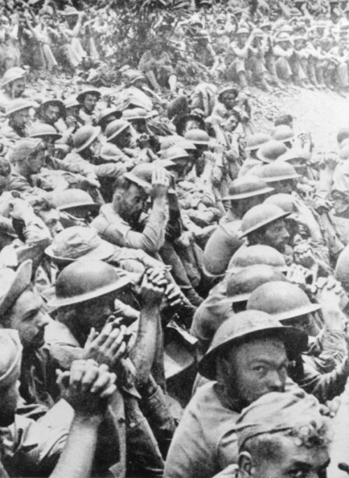 Пленные американцы под конвоем японцев идут в 97-километровый путь в так называемый «Батаанский марш смерти». Апрель 1942 г.