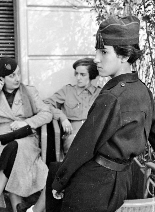 Девушка в форме мятежников-националистов генерала Франко. Сан-Себастьян, 14 ноября 1936 г.