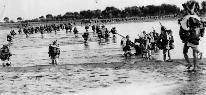 Японские солдаты переходят вброд реку в северном Китае. Октябрь 1937 г. 