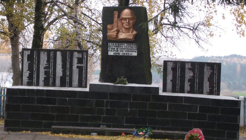 с. Нетечинцы Виньковецкого р-на. Памятник погибшим односельчанам.