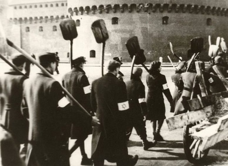 Евреи из Краковского гетто направляются на работу. 1942 г.
