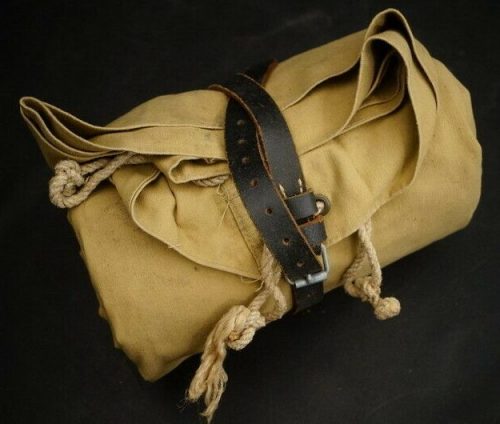 Брезентовая сумка-палатка песочного цвета с лентами и ремнями.