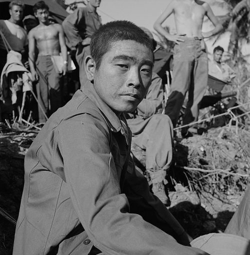 Японский военнопленный ожидает допроса офицером разведки на Гуаме. Июль 1944 г.