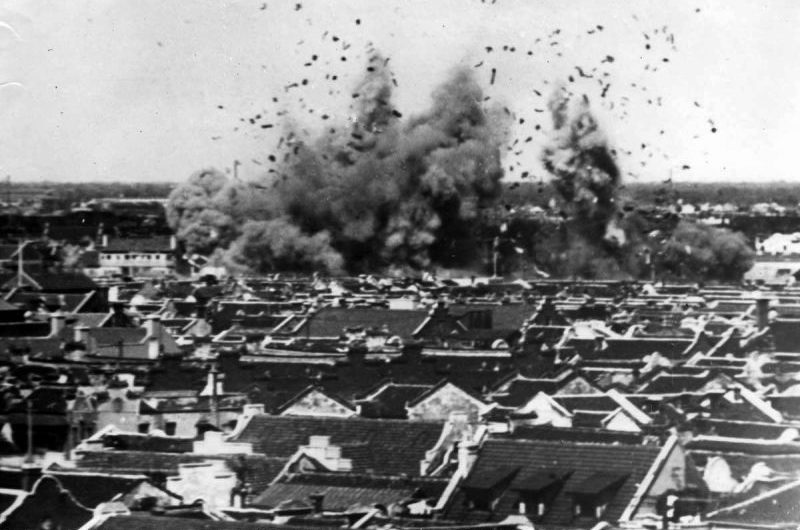 Взрывы в жилом квартале Шанхая во время налета японской авиации. Ноябрь 1937 г. 
