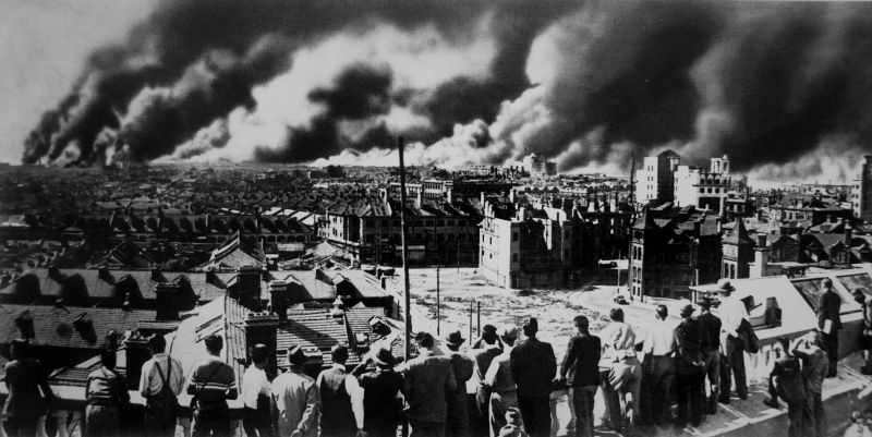 Взрывы в жилом квартале Шанхая во время налета японской авиации. Ноябрь 1937 г. 