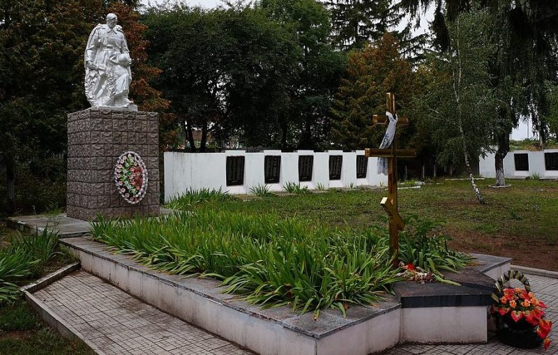 с. Давыдковцы Хмельницкого р-на. Памятник, установленный на братской могиле советских воинов.
