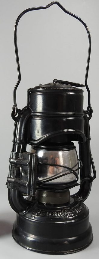 Керосиновый фонарь «Feuerhand Atom 75».