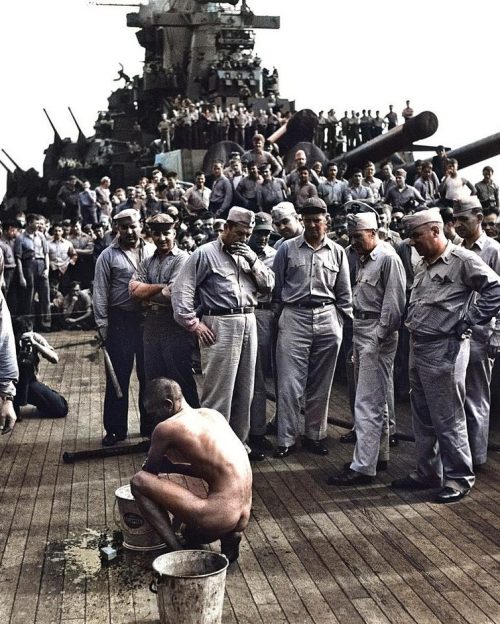 Японских военнопленных купают, подстригают, «дезинфицируют» и выдают солдатскую одежду на борту USS NEW JERSEY. Декабрь 1944 г.