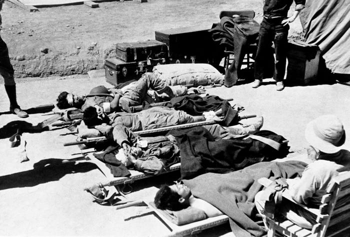 Пленные американцы под конвоем японцев идут в 97-километровый путь в так называемый «Батаанский марш смерти». Апрель 1942 г. 