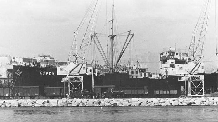 Советское судно «Курск» с военным грузом для испанских республиканских войск в порту Аликанте. Декабрь 1936 г. 