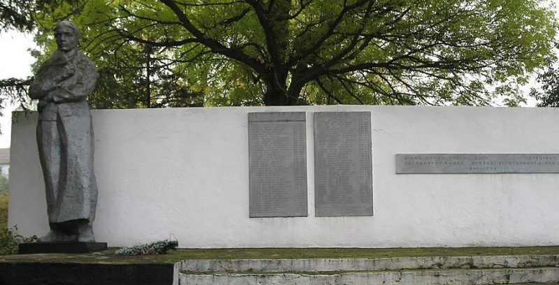 с. Антоновка Новоушицкого р-на. Памятник, установленный на братской могиле советских воинов.