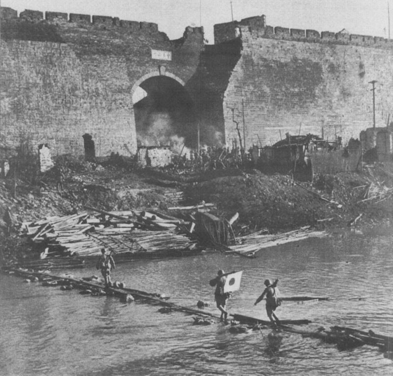 Японские солдаты переходят через реку в китайском городе Нанкин. Декабрь 1937 г. 