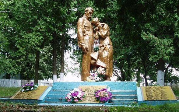 с. Фащиевка Виньковецкого р-на. Памятник погибшим односельчанам. 
