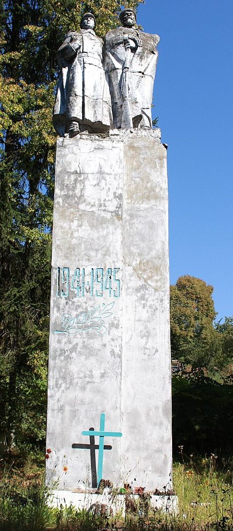 с. Полесское Изяславского р-на. Памятник в честь воинов-односельчан, погибших в годы войны. 