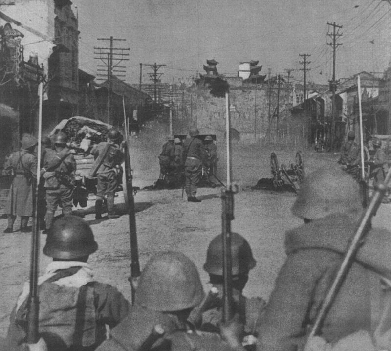 Японские солдаты ожидают приказ к атаке на улице Нанкина. Декабрь 1937 г. 