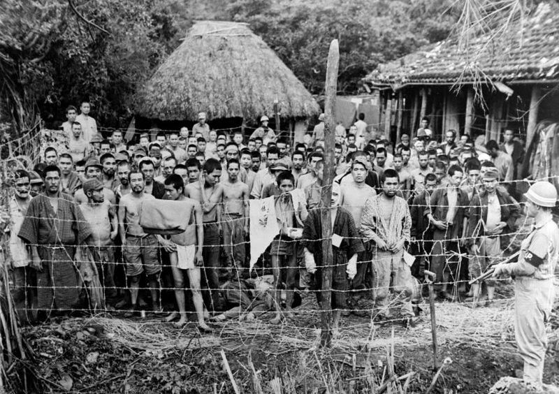Японские военнопленные в Окуку на острове Окинава. Июнь 1945 г.