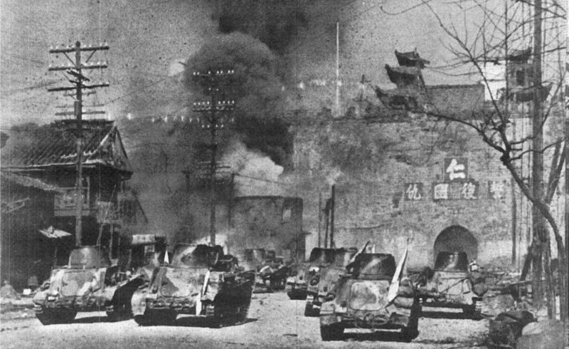Японские танкетки Тип 94 на улице Нанкина. Декабрь 1937 г. 