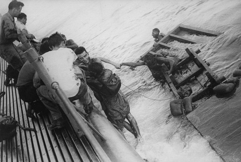 Спасение выживших англичан и австралийцев с торпедированного американской подводной лодкой «Силайон» японского тюремного судна «Ракуе Мару». Сентябрь 1944 г. 