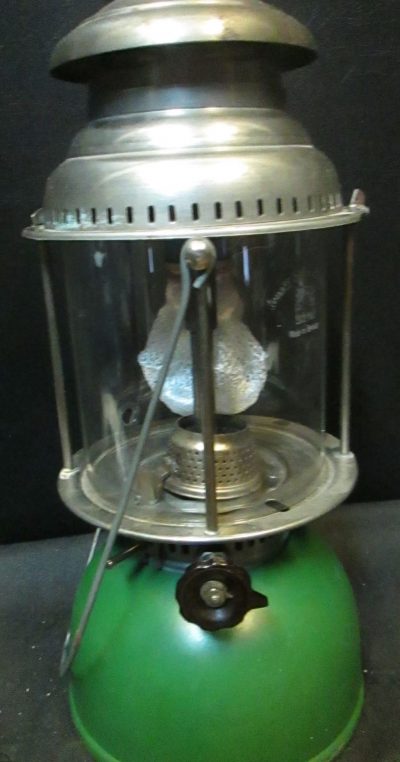 Блиндажный керосиновый фонарь «Petromax 2826». Мощность лампы 400 Ватт, запаса керосина (примерно 1,2 л) хватает на 7 часов непрерывной работы.