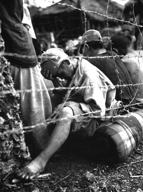 Японские военнопленные в Окуку на острове Окинава. Июнь 1945 г.