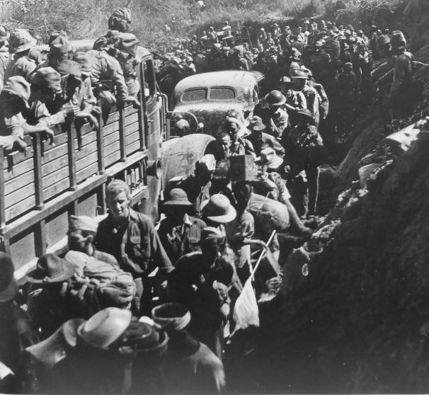 Американские и филиппинские военнопленные на дороге в Филиппинах. Апрель 1942 г. 