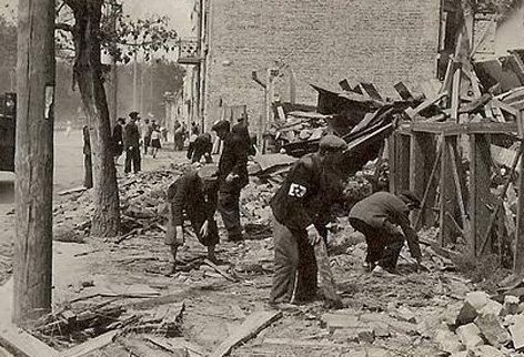 Луцкие евреи работают на улицах города. 1942 г.