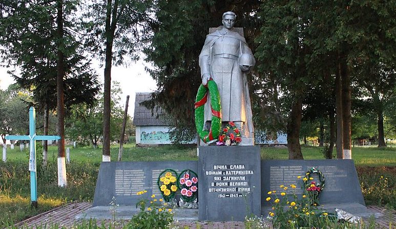 с. Катериновка Хмельницкого р-на. Памятник в честь воинов-односельчан.