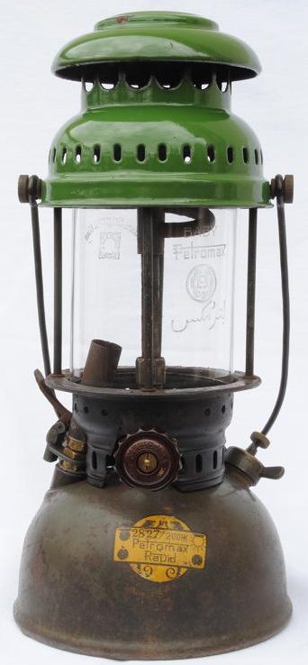 Блиндажный керосиновый фонарь «Petromax 2827 Rapid» выпускался с 1940 г. 