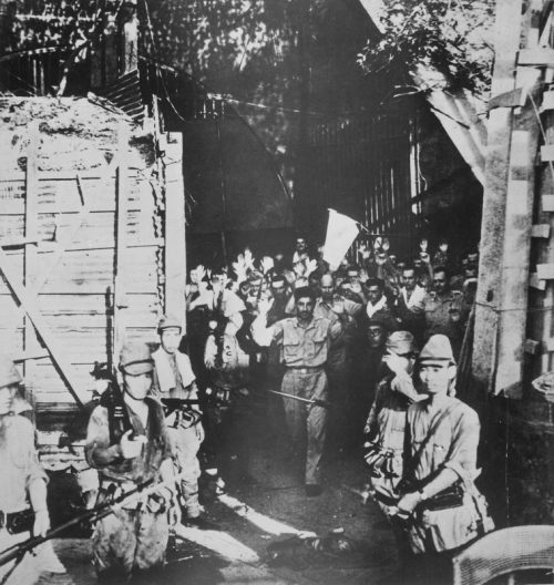 Американские солдаты сдаются японским войскам на острове Коррехидор. Май 1942 г.