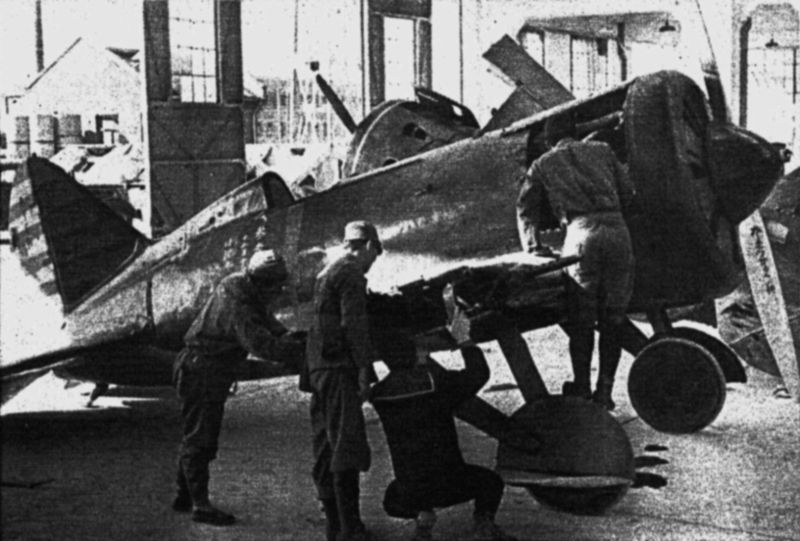 Японские авиационные техники осматривают захваченный истребитель И-16 в китайском городе Нанкин. Декабрь 1937 г. 