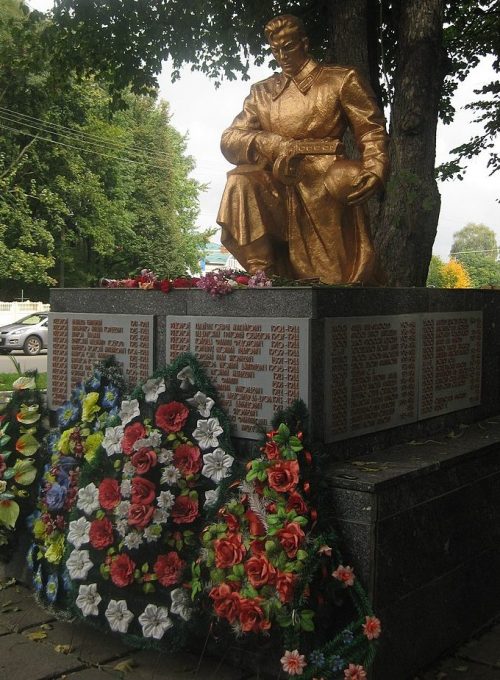 г. Хмельницкий. Памятник на проспекте Мира, установленный на братской могиле советских воинов.