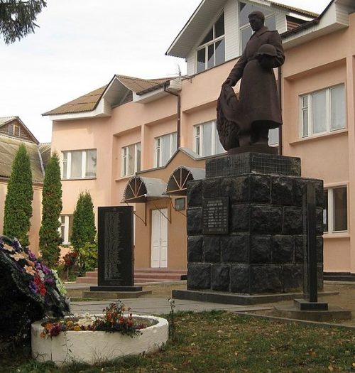 г. Хмельницкий. Памятник по улице Профсоюзной, установленный на братской могиле советских воинов.