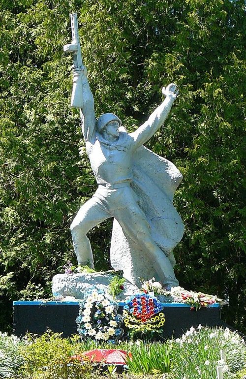 с. Мало Стружка Новоушицкого р-на. Памятник в честь воинов-односельчан.