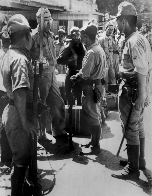 Японцы допрашивают пленного американского офицера после капитуляции на Коррехидоре. Май 1942 г.