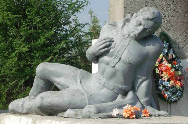 Скульптура воина на мемориале. 