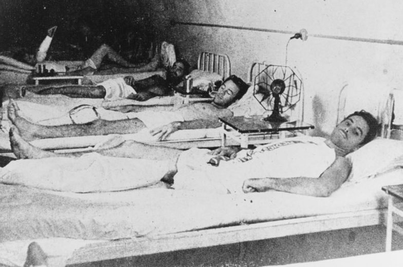 Пленные американские солдаты в госпитале Коррехидора, после захвата острова японцами. Май 1942 г. 