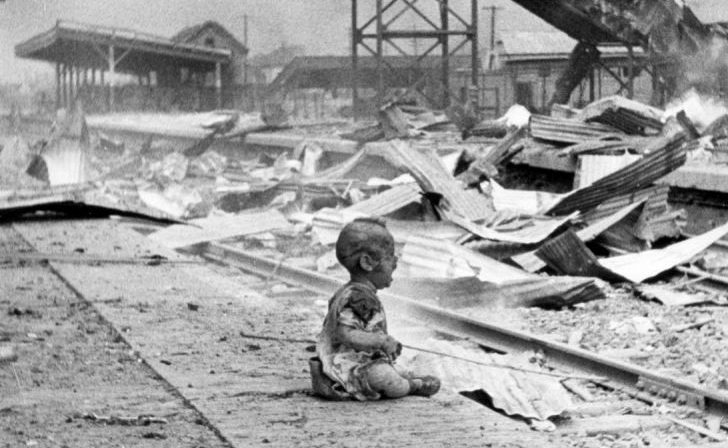 Плачущий китайский ребенок на платформе разбомбленной железнодорожной станции «Юг» в Шанхае. 1937 г.