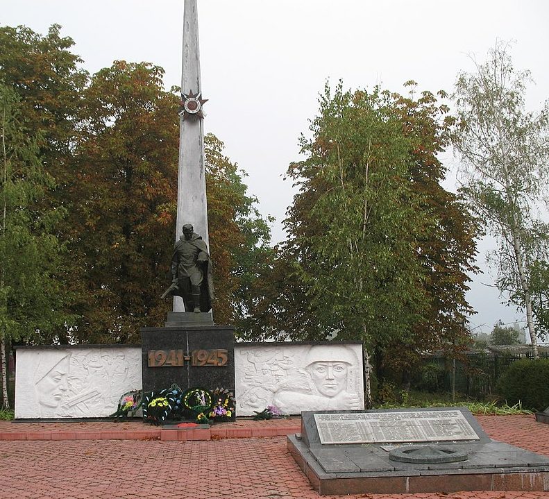 п. Новая Ушица. Мемориальный комплекс в честь воинов-земляков и братская могила, в которой похоронено 140 советских воинов. 