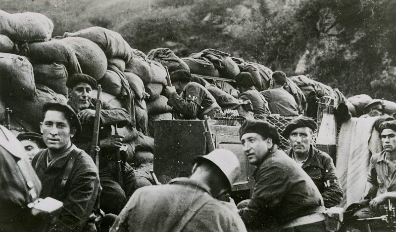 Вооруженные граждане с республиканской стороны во время битвы при Ируне. 1936 г.