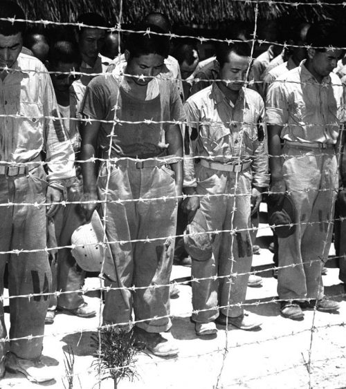 Японские военнопленные на Гуаме слушают заявление императора Хирохито о безоговорочной капитуляции Японии. 15 августа 1945 г.