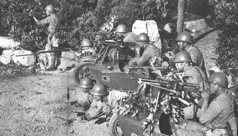 Японские морские пехотинцы на мотоциклах «Куроган» в районе Шанхая.1937 г. 