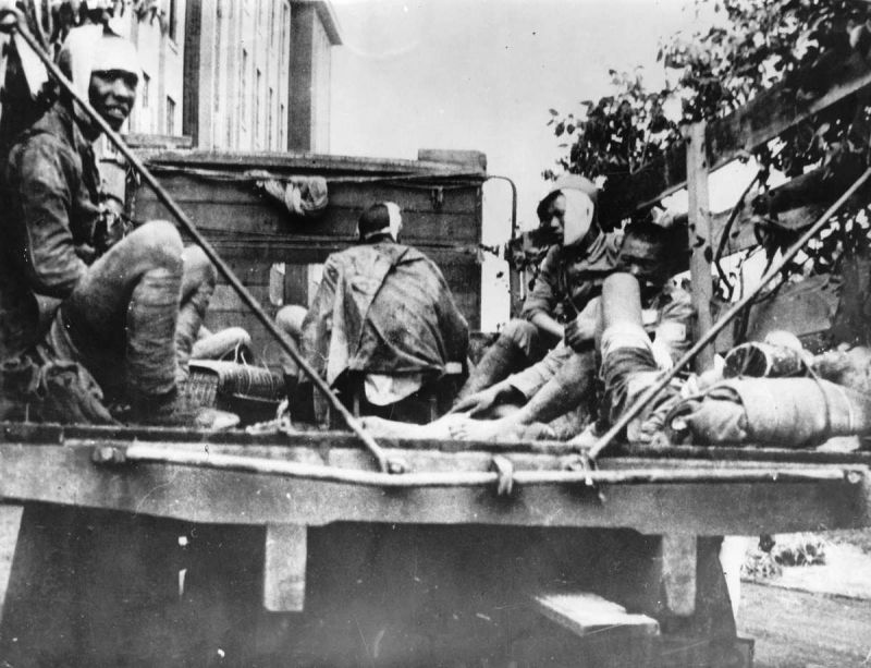 Раненые китайские солдаты в кузове грузовика на улице Шанхая. 1937 г. 