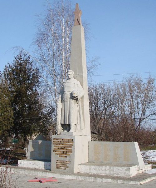 с. Жванец Каменец-Подольского р-на. Памятник в честь воинов-односельчан, погибших в годы войны.