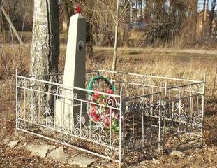 с. Лапковцы Хмельницкого р-на. Могила подполковника Т.Н. Бобовского, погибшего в боях за село. 